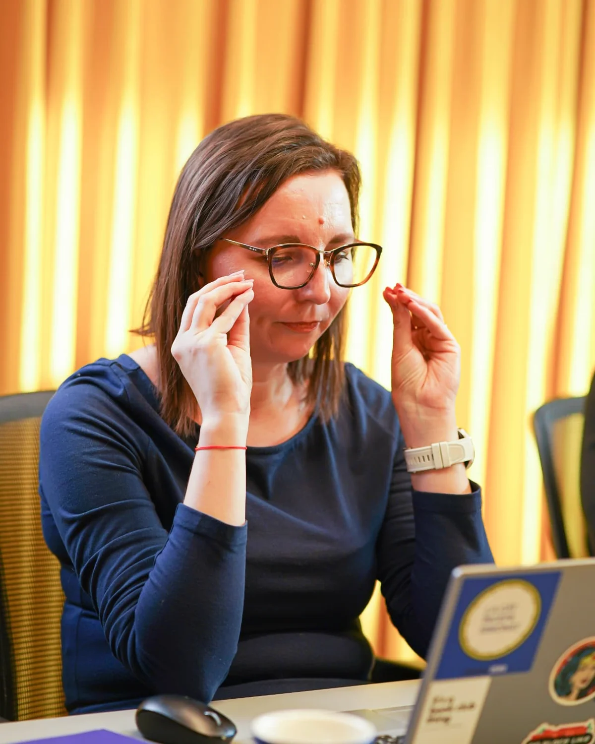 Poste de travail vu de dessus avec ordinateur portable, téléphone de conférence et tablette