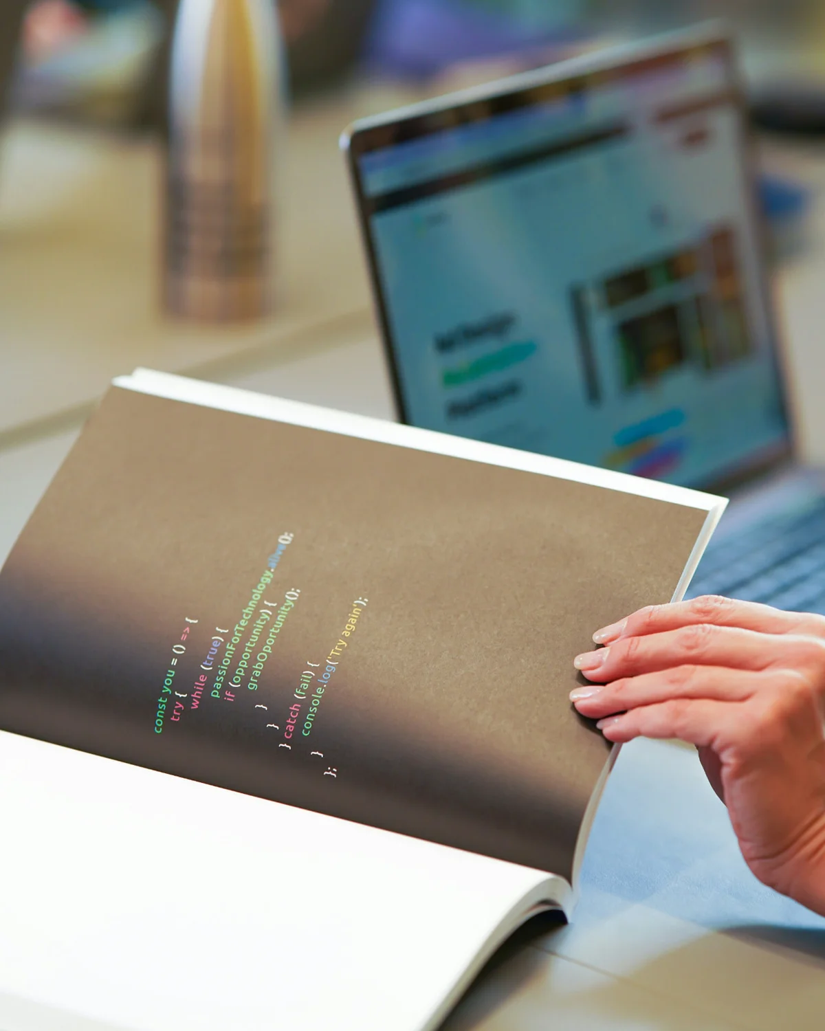 Dirigeant analysant des indicateurs financiers sur une tablette, documents et calculatrice sur le bureau